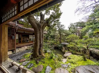 Le jardin de la résidence Nomura sous un autre angle (Kanazawa)