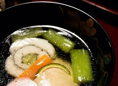Un bouillon dashi aux légumes Un bouillon dashi aux légumes
