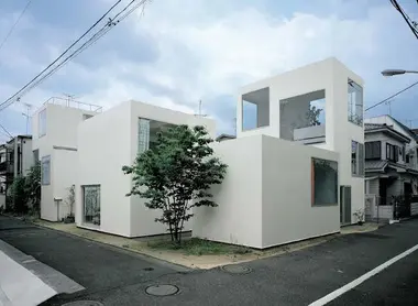 La casa Moriyama House en el vecindario Ôta de Tokyo, por la firma SANAA / Kazuyo Sejima & Ryue Nishizawa. La casa Moriyama House en el vecindario Ôta de Tokyo, por la firma SANAA / Kazuyo Sejima & Ryue Nishizawa.