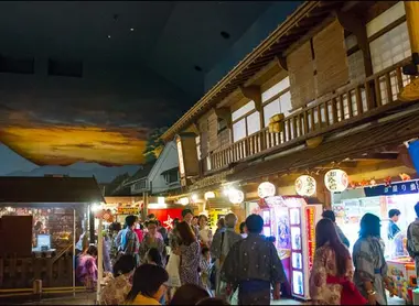 L'intérieur des bains du Oedo onsen monogatari à Tokyo