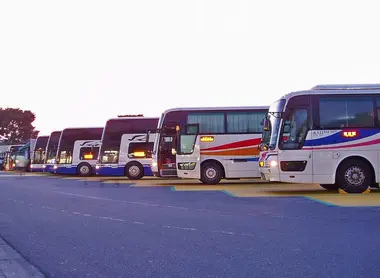 Aire d'autoroute remplie de bus de nuit pour se rendre à Tokyo Aire d'autoroute remplie de bus de nuit pour se rendre à Tokyo