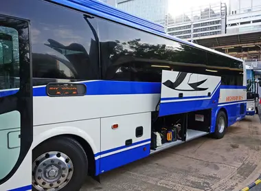 Bus devant la gare de Nagoya Bus devant la gare de Nagoya