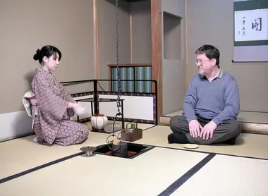 Exemple de cérémonie du thé dans une chashitsu Exemple de cérémonie du thé dans une chashitsu
