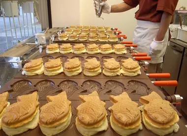 Confection de taiyaki dans leurs moules  Confection de taiyaki dans leurs moules