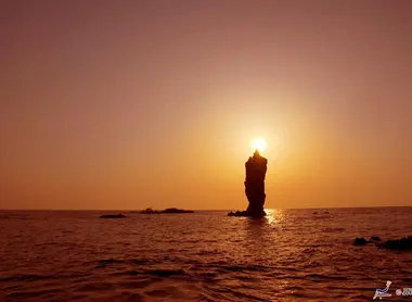 Le Rocher Rôsoku, en forme de bougie, dont la mèche est allumée par le soleil couchant... Le Rocher Rôsoku, en forme de bougie, dont la mèche est allumée par le soleil couchant...