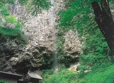 La cascade Dangyô, sur l'île Dôgo La cascade Dangyô, sur l'île Dôgo
