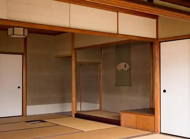 Le tokonoma se trouve dans la chashitsu, la pièce où se déroule la cérémonie du thé Le tokonoma se trouve dans la chashitsu, la pièce où se déroule la cérémonie du thé