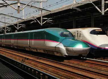E5 and E2 series Tōhoku Shinkansen at Utsunomiya station E5 and E2 series Tōhoku Shinkansen at Utsunomiya station