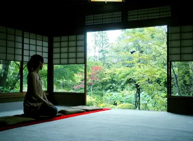 Après avoir admiré le tokonoma, l'invité se positionne de façon à voir le jardin