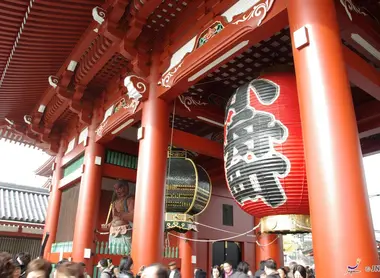 La grande lanterne du temple Sensô-ji d'Asakusa à Tokyo La grande lanterne du temple Sensô-ji d'Asakusa à Tokyo