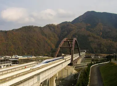 La piste d'essai du Maglev à Yamanashi La piste d'essai du Maglev dans la préfecture de Yamanashi