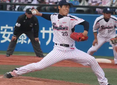 Tetsuya_Yamamoto,_pitcher_of_the_Tokyo_Yakult_Swallows,_at_Meiji_Jingu_Stadium