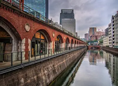 La façade de l'ancienne gare devenue centre commercial