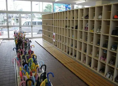 Genkan d'une école primaire japonaise dans la préfecture d'Ishikawa Genkan d'une école primaire japonaise dans la préfecture d'Ishikawa