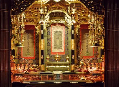 Un butsudan avec au centre, une tenture représentant Bouddha