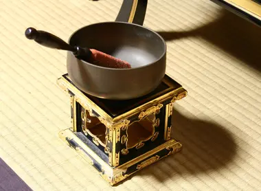 La cloche, appelée orin, est l'un des éléments que l'on trouve dans un butsudan