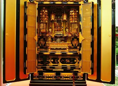 Un butsudan de type "kinpaku", plaqué de feuilles d'or