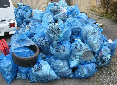 Ces poubelles bleues contiennent des déchets combustibles, "moeru gomi"
