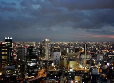 La vue de nuit depuis l'Umeda sky building à Osaka