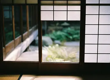 Séparant l'extérieur et l'intérieur de la maison, ces shoji laissent filtrer la lumière du jour