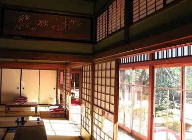 Les shoji peuvent être placés entre la véranda et la maison