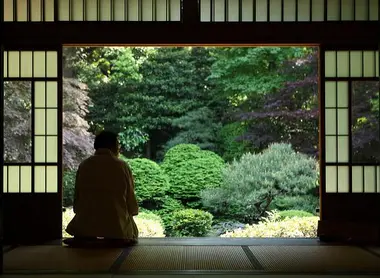 En été, les shôji sont grands ouverts pour admirer le jardin En été, les shôji sont grands ouverts pour admirer le jardin