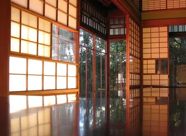 Le papier washi diffuse une lumière agréable dans la pièce