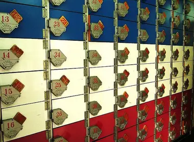 Getabako à l'entrée d'un établissement public, comme un onsen par exemople Getabako à l'entrée d'un établissement public, comme un onsen par exemople