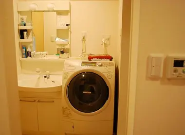 "Senmenjo" est la pièce où l'on se déshabille et se débarbouille avant d'entrer dans la salle de bain "furoba" "Senmenjo" est la pièce où l'on se déshabille et se débarbouille avant d'entrer dans la salle de bain "furoba"