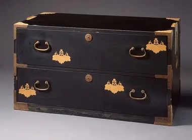 Un commode tansu datant du XIXe siècle