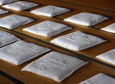Des coussins zabuton sur un tatami Des coussins zabuton sur un tatami