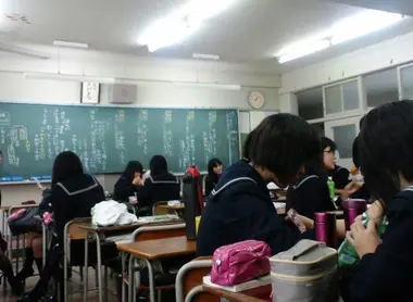 Des lycéens japonais dans leurs classe