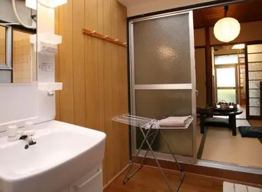 Salle de bain et séjour de notre maison "Anrakuji" à Kyoto