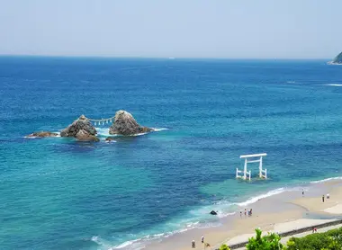 Les rochers mariés d'Itoshima et le grand torii blanc Les rochers mariés Meoto Iwa et le grand torii blanc de la plage d'Itoshima