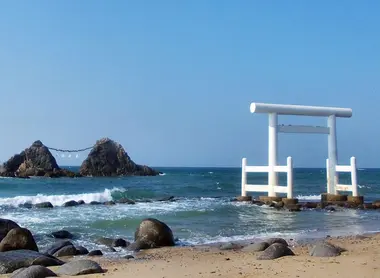 Les rochers mariés Meoto Iwa et le grand Torii blanc depuis la plage d'Itoshima