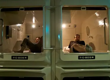À l'intérieur d'une cabine de capsule hotel, on peut tenir assis. À l'intérieur d'une cabine de capsule hotel, on peut tenir assis.