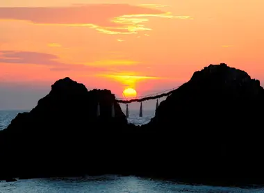 Les rochers mariés Meoto iwa au soleil couchant d'Itoshima