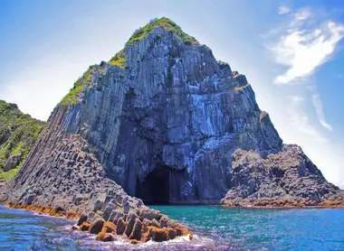 Keya no Ôto, le rocher sculpté et l'entrée de la grotte marine Keya no Ôto, le grand rocher sculpté par la nature et l'entrée de la grotte marine