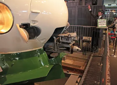 Explication de la part d'un agent du musée sur la technique du shinkansen 200