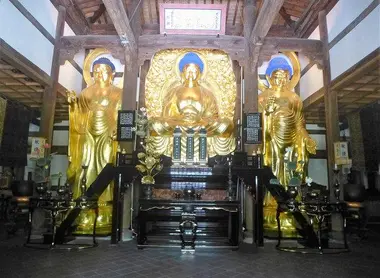 Les bouddhas dorés du temple Shofuku-ji à Fukuoka