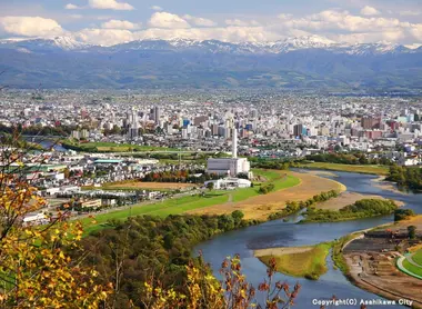 La ville d'Asahikawa et les montagnes environnantes Panorama sur la ville d'Asahikawa