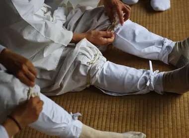 Préparation pour la marche dans les monts sacrés de Dewa Sanzan Préparation pour la marche dans les monts sacrés de Dewa Sanzan