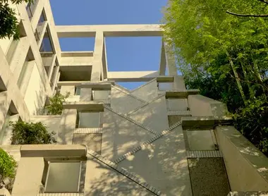 La façade de la Villa Kujoyama, dans son écrin de verdure, à Kyoto