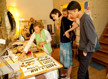 La Villa Kujoyama organise régulièrement des visites d'ateliers. Ici, celui de Nelly Saunier