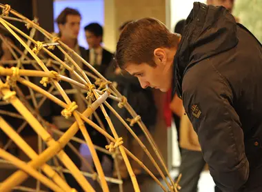 Installation signée des artistes Andrew Todd & Kiichiro Hagino