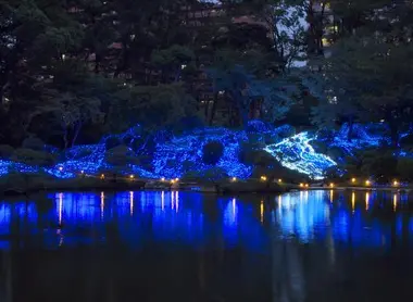 Las decoraciones con las luces LED durante el Tanabata en el jardín Shukkei-en de Hiroshima. 