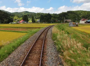 Sur la ligne Ofunato  Superbe paysage vue du train Pokemon sur la ligne Ofunato