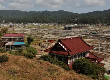Kesennuma, ville sinistrée à cause du tsunami de mars 2011 Vue de la ville de Kesennuma depuis les hauteurs un an après le tsunami dévastateur.