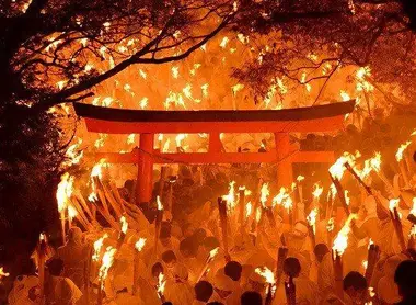 Plus de 2000 hommes se rassemblent, torches en mains, pour célébrer Oto matsuri