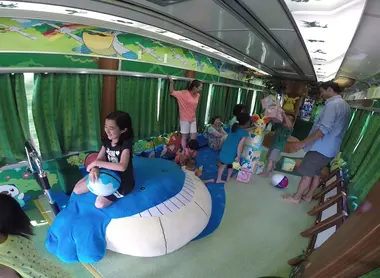 La salle de jeu du train Pokémon, dédiée aux enfants La salle de jeu du train Pokémon, dédiée aux enfants